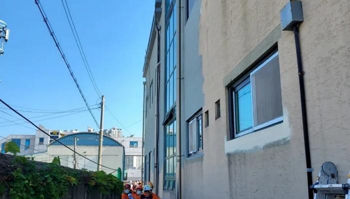 익산서 건물 외벽 페인트칠 80대 노동자 추락해 숨져